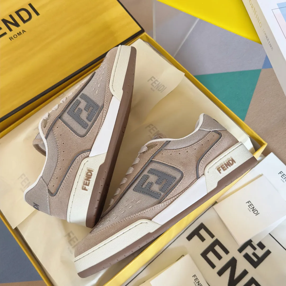 [FENDI] Top P: 720💰 Couple model ▪️ Size: Women's model 35-41 / Men's model 39-45 Top version: Fendi Fendi match series Couple model, film, casual sports shoes, sneakers, original purchase, development and production of these FENDI Match lace-up sports shoes. Small perforations accent the upper. Made of white leather with beige suede details. Matcha green leather FF applique. Rubber sole with FENDI lettering on the side. Comes with exquisite packaging at the counter🛍📦 ▪️ Fabric: Original custom imported first-layer cowhide ▪️ Lining: Imported custom breathable mesh ▪️ Sole: Original molded TPU two-color combination sole ▪️ Sole thickness: 3CM.